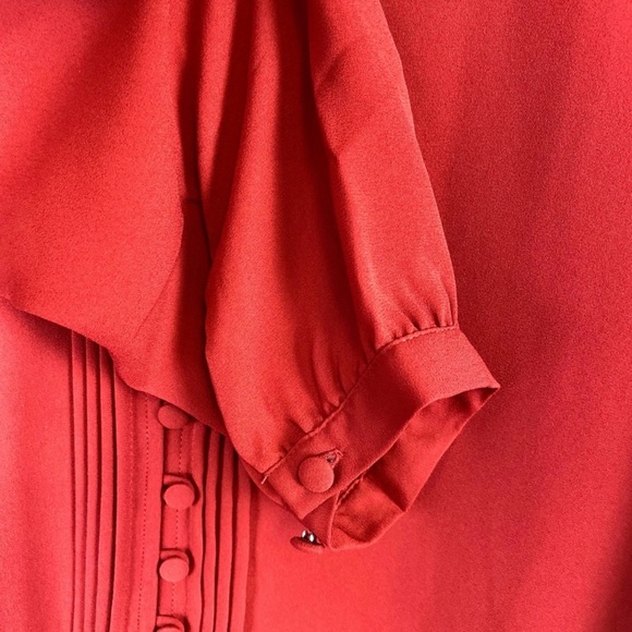 New Torrid 1X Plus Georgette Red Pintuck Button Front Blouse 18305011 - Picture 7 of 9